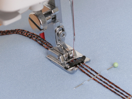 Лапка 200-126-009 для пришивания шнура с 3 направляющими