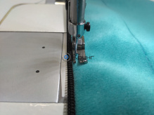 Лапка с пазом для молний, отстрочек, игла слева P360